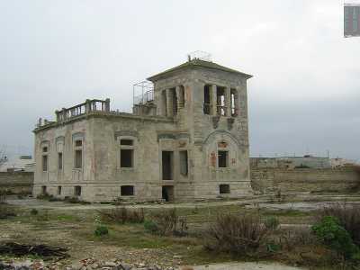 S�, spiriti, perch� sull�edificio aleggiano da decenni storie di fantasmi, di suicidi, di maledizioni. Tanto che da trent�anni a questa parte la costruzione � rimasta abbandonata, ritenuta troppo �spaventosa� per essere abitata. Ma qualche anno fa un architetto di Canosa, ignorando le strane voci, l�ha rilevata (nella foto come appariva la villa prima del restauro)